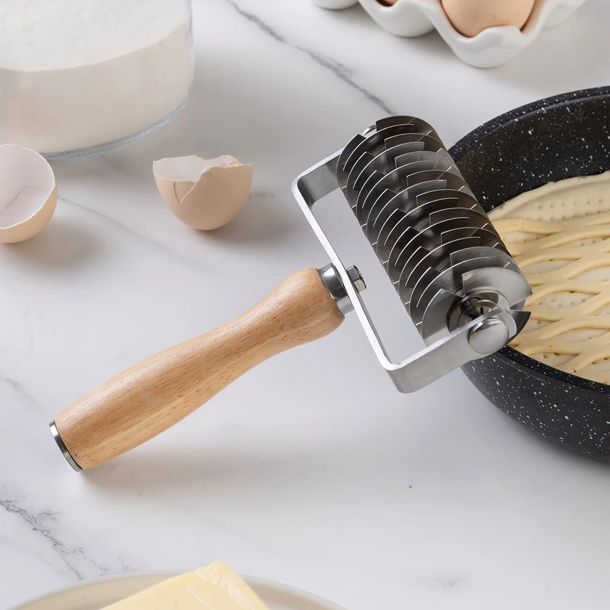Rouleau Perforateur à Pâte – Inox avec poignée en bois, idéal pour la pâtisserie maison