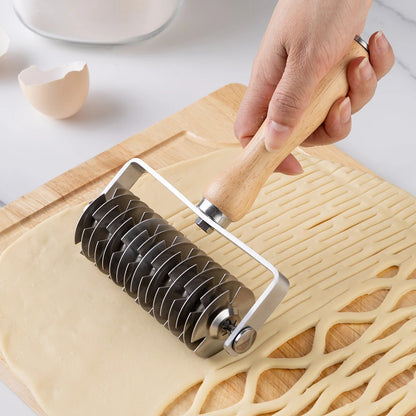 Rouleau Perforateur à Pâte – Inox utilisé pour créer des motifs sur la pâte sur une planche en bois