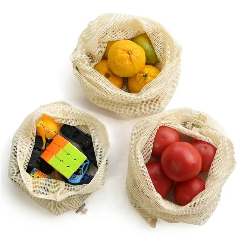 Trois sacs en maille coton bio réutilisable avec des fruits, tomates et jouets colorés.