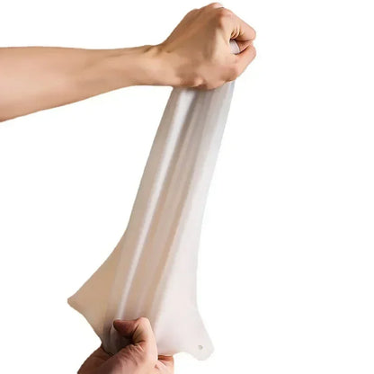 Sac Pétrissage Silicone – Pain, Pizza & Pâtes Sans Salissure étiré entre deux mains pour préparer la pâte facilement