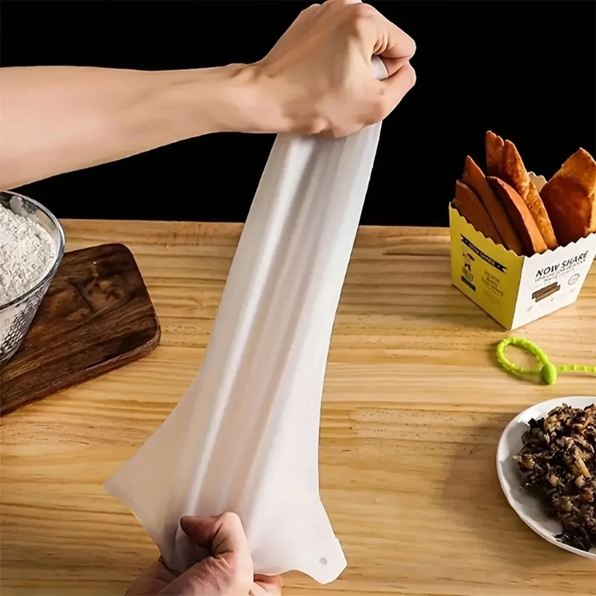 Sac Silicone Pétrissage – Ustensile Pâte Facile et Propre utilisé pour étirer et pétrir la pâte sur une table en bois