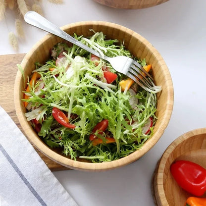 Saladier en bambou naturel rempli de salade fraîche avec des légumes colorés, parfait pour servir vos recettes.