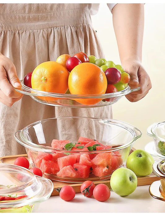 Saladier Verre Borosilicate avec Couvercle remplis de fruits frais tenu par une personne pour cuisine