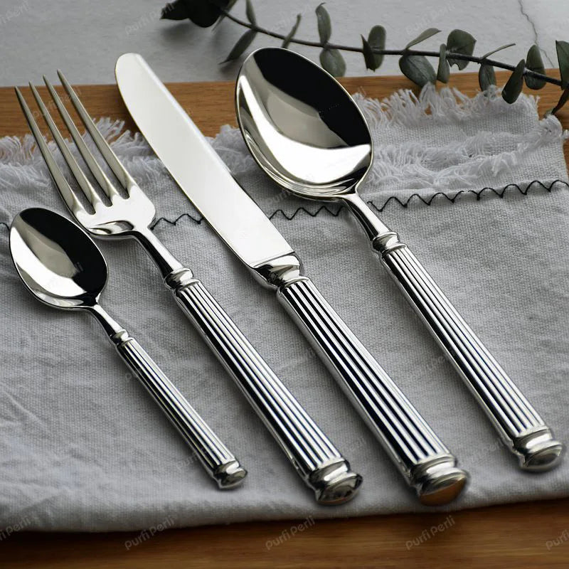 Service de couverts inox gravés – Set cuillère fourchette couteau avec design élégant sur nappe