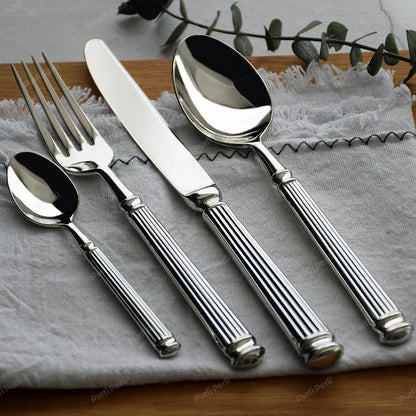Service de couverts inox gravés – Set cuillère fourchette couteau avec design élégant sur nappe