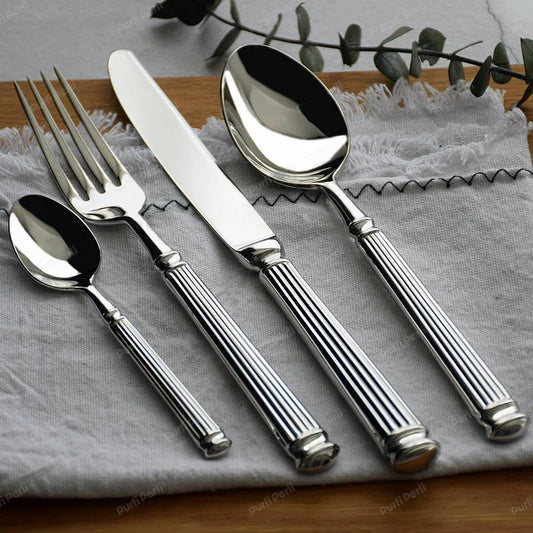 Service de couverts inox gravés – Set cuillère fourchette couteau avec design élégant sur nappe