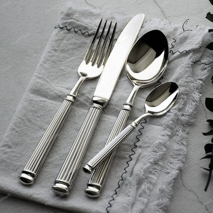 Service de couverts inox gravés – Set cuillère fourchette couteau sur une nappe en lin
