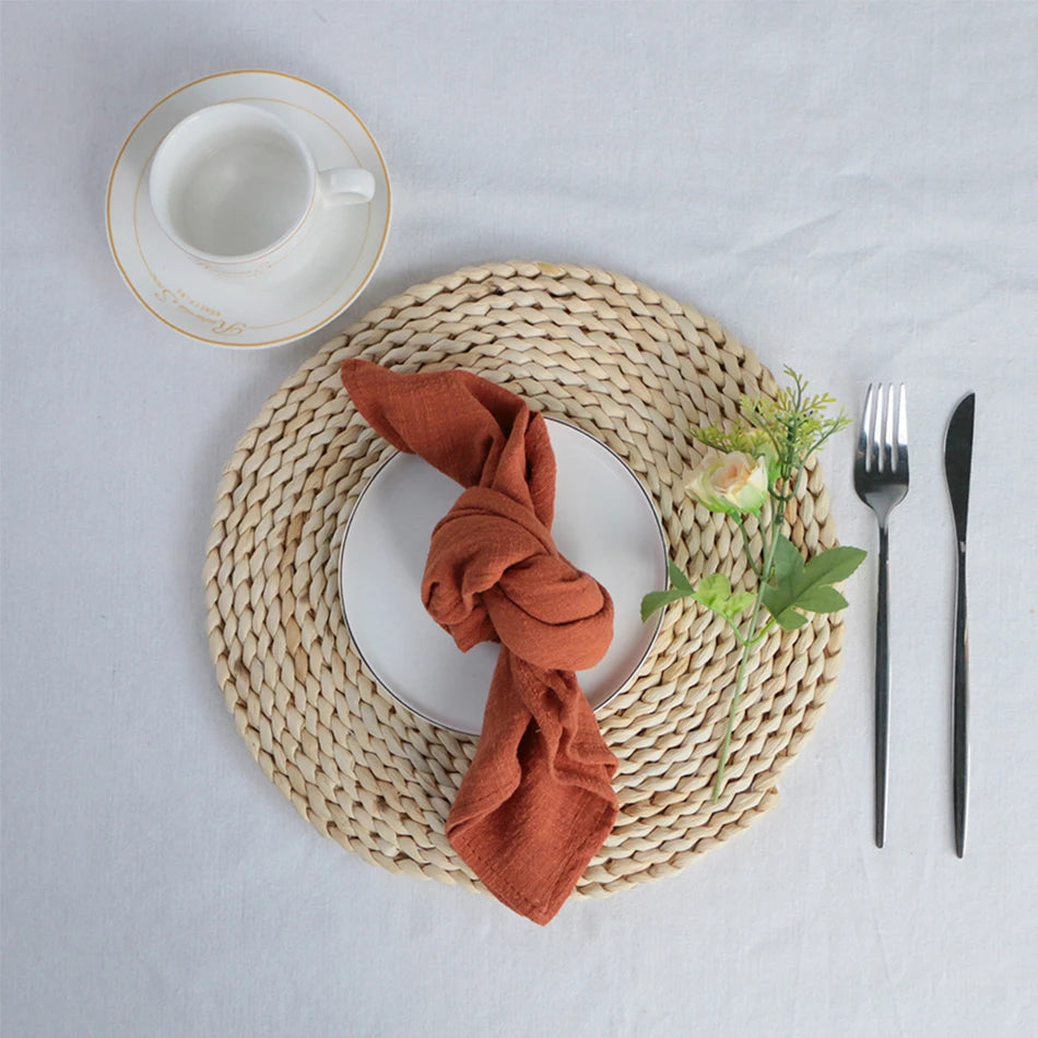 Serviette de Table en Coton 100 % Naturel – Élégante, Réutilisable et Écologique pour Repas Chic, présentée avec vaisselle