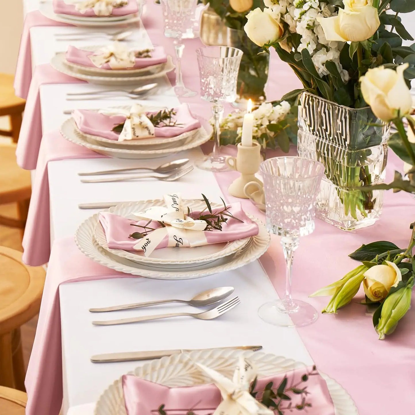 Serviettes de Table Satinées Lot de 12 Élégantes sur une table dressée pour une occasion spéciale