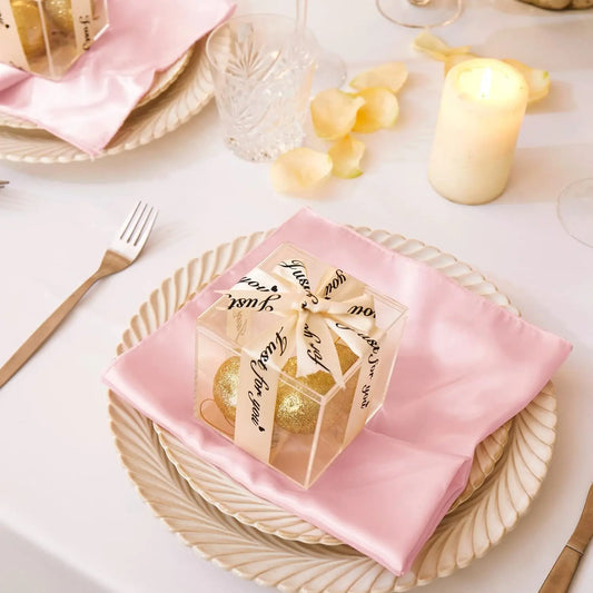 Serviettes de Table Satinées Lot de 12 Élégantes en rose sur une table de fête décorée