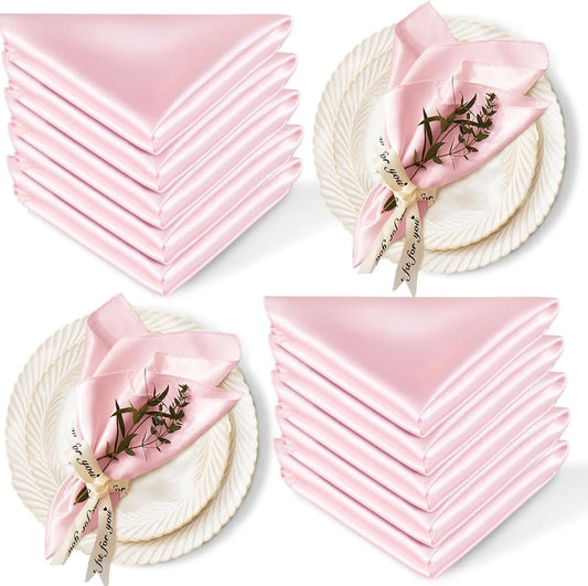 Serviettes de Table Satinées Lot de 12 Élégantes en rose avec des assiettes blanches décoratives