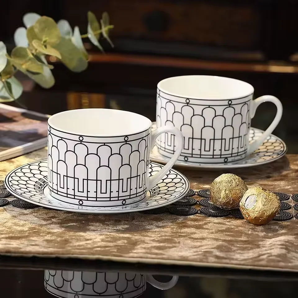 Set 4 Tasses et Soucoupes Café en Porcelaine Éco avec motifs élégants sur une table décorée