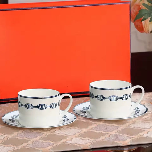 Set 4 Tasses et Soucoupes Café en Porcelaine Éco avec motif élégant et design raffiné pour un service de café.