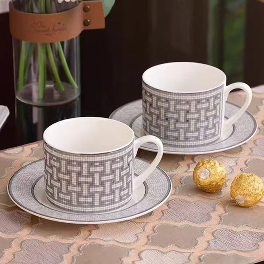 Set 4 Tasses et Soucoupes Café en Porcelaine Éco avec un design élégant en tissage sur une table moderne.
