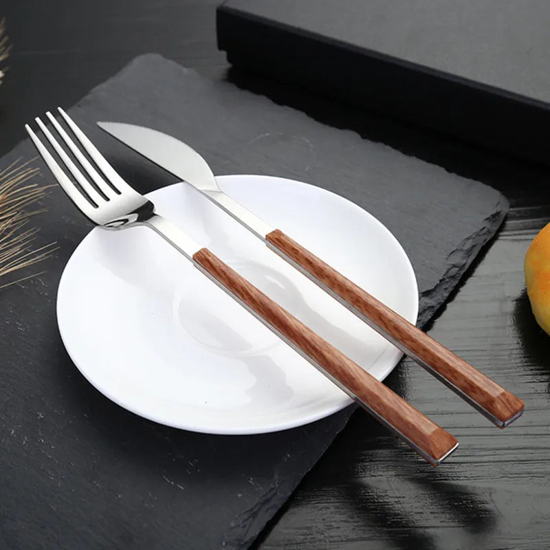 Set Couverts Inox Imitation Bois – Service 16 Pièces Élégant avec poignée en bois sur assiette blanche