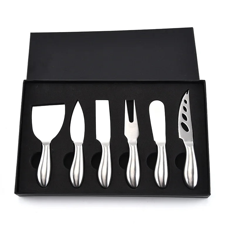 Set de 6 Couteaux à Fromage en Inox dans une boîte élégante, parfaits pour un plateau de fromages et dégustation.