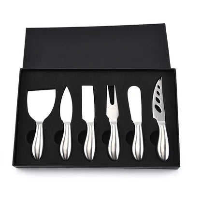 Set de 6 Couteaux à Fromage en Inox dans une boîte élégante, parfaits pour un plateau de fromages et dégustation.