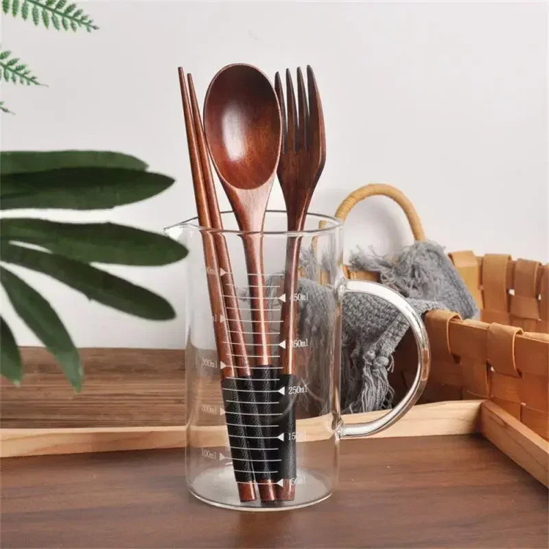 Set de Couverts en Bois 3 Pièces – Cuillère, Fourchette, Baguettes présentés dans un verre transparent décoratif