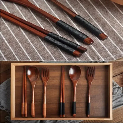Set de Couverts en Bois 3 Pièces – Cuillère, Fourchette, Baguettes en bois avec finition élégante dans un plateau en bois