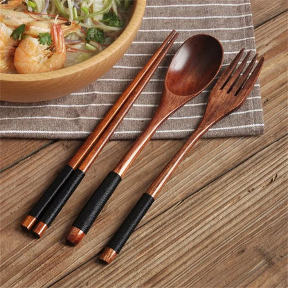 Set de Couverts en Bois 3 Pièces – Cuillère, Fourchette, Baguettes sur une nappe en lin avec un bol de nouilles