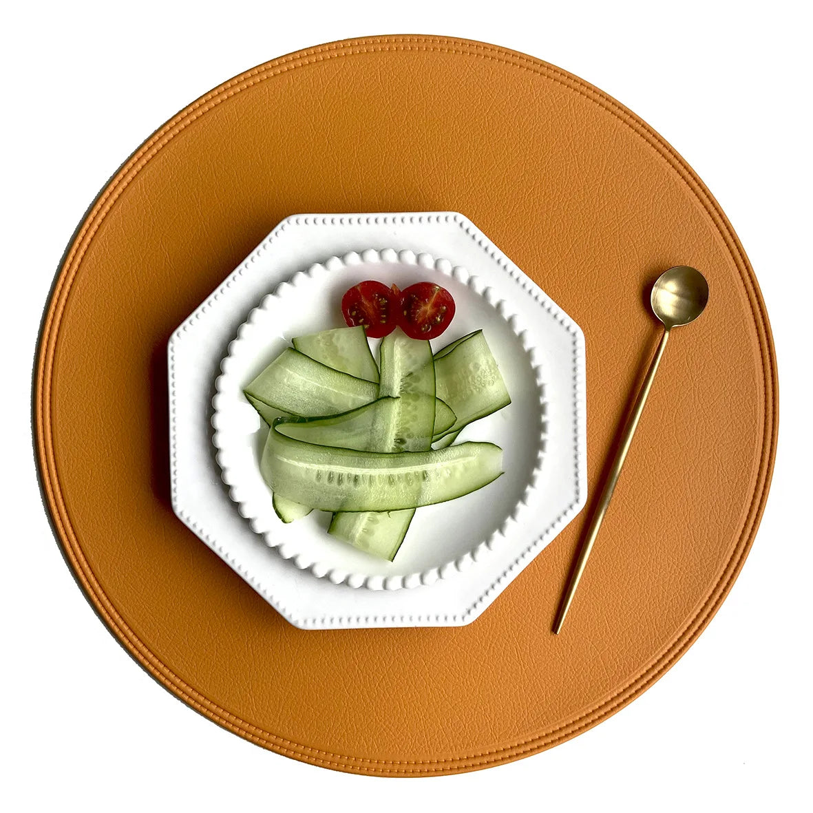 Sets de Table Antidérapants Double Face – Style Américain en cuir orange avec une assiette blanche