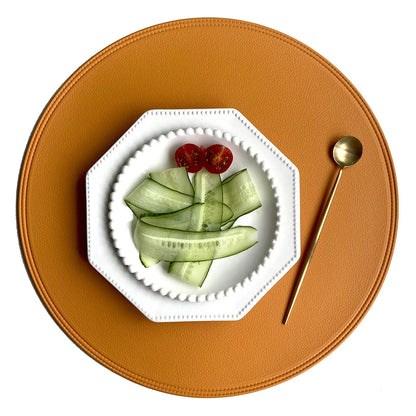 Sets de Table Antidérapants Double Face – Style Américain en cuir orange avec une assiette blanche