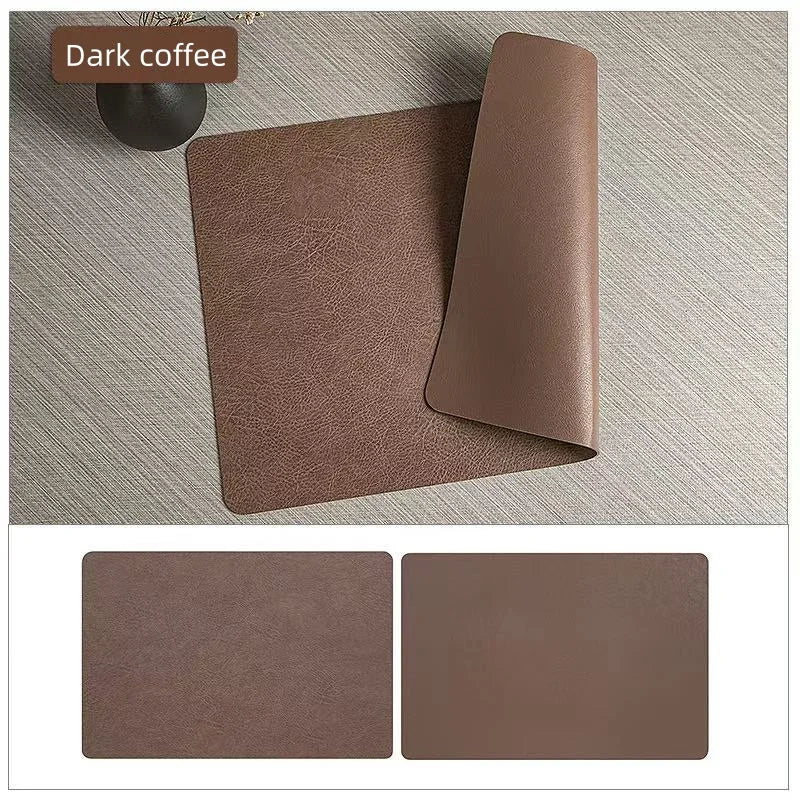 Sets de table design en cuir marron foncé, résistants et faciles à nettoyer sur un fond clair