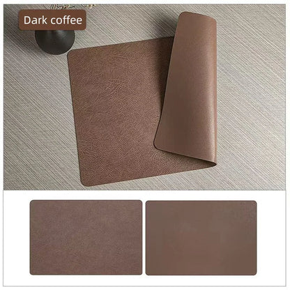 Sets de table design en cuir marron foncé, résistants et faciles à nettoyer sur un fond clair