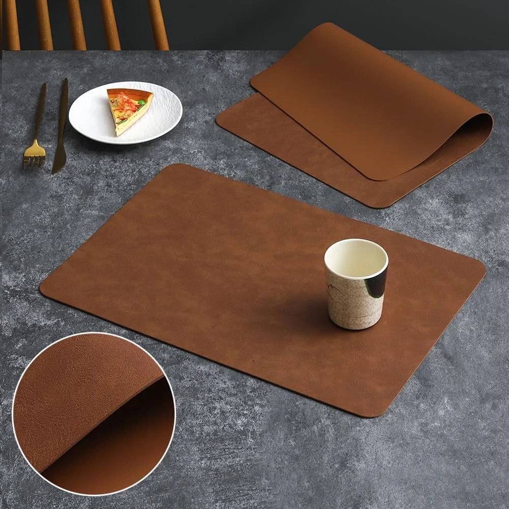 Sets de table design en cuir résistants et faciles à nettoyer, présentés sur une table moderne.
