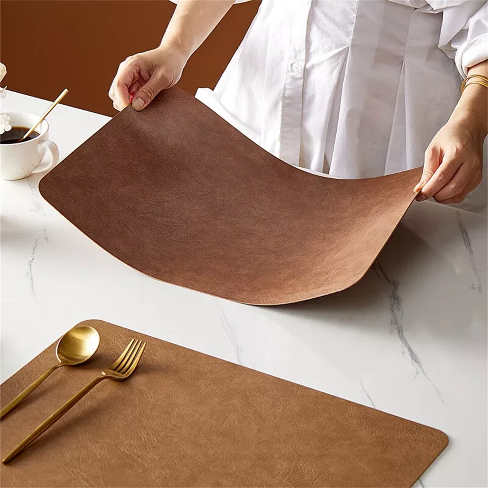 Sets de table design en cuir – Résistants et faciles à nettoyer, en couleur marron sur une table moderne