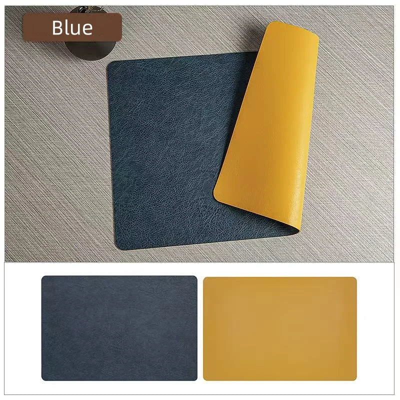 Sets de table design en cuir de couleur bleue, résistants et faciles à nettoyer, sur une surface gris clair