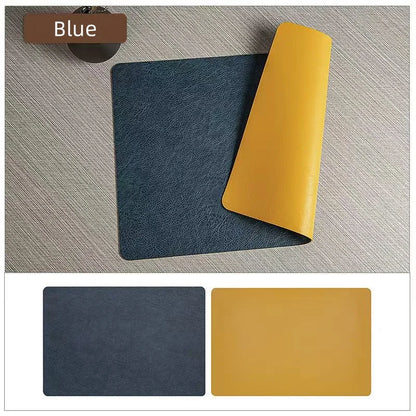 Sets de table design en cuir de couleur bleue, résistants et faciles à nettoyer, sur une surface gris clair