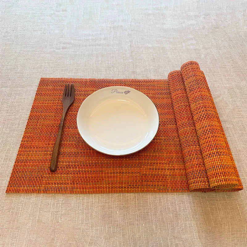 Sets de Table Rectangulaires en Bambou Naturel Lot de 4 avec assiette et fourchette sur la table