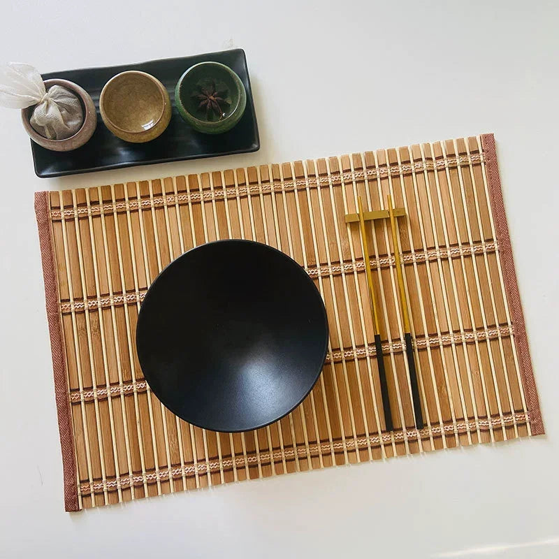 Sets de Table Rectangulaires en Bambou Naturel Lot de 4 avec assiette noire et baguettes en bambou