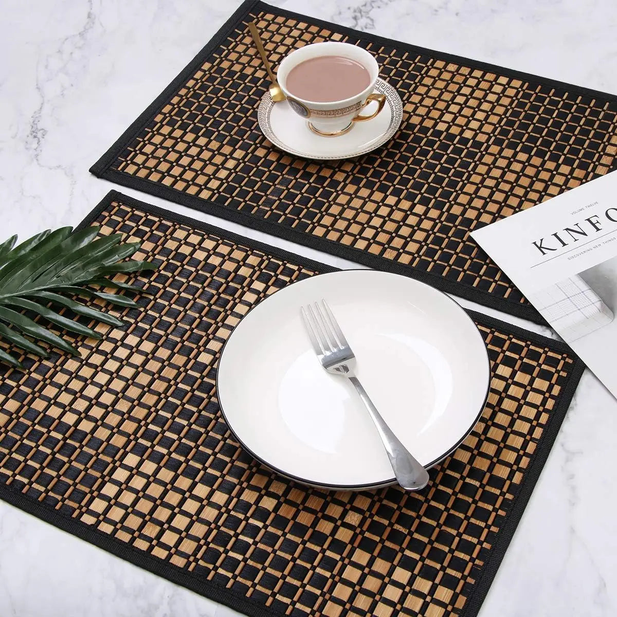Sets de Table Rectangulaires en Bambou Naturel Lot de 4 avec assiette et tasse sur une table moderne