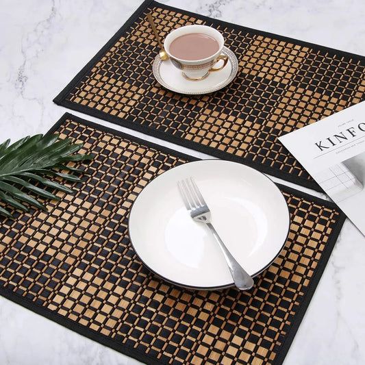 Sets de Table Rectangulaires en Bambou Naturel Lot de 4 avec assiette et tasse sur une table moderne