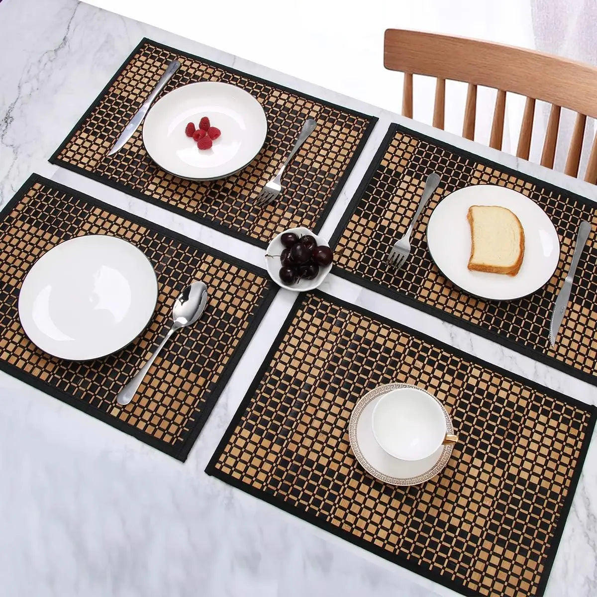 Sets de Table Rectangulaires en Bambou Naturel Lot de 4 sur une table avec assiettes et couverts