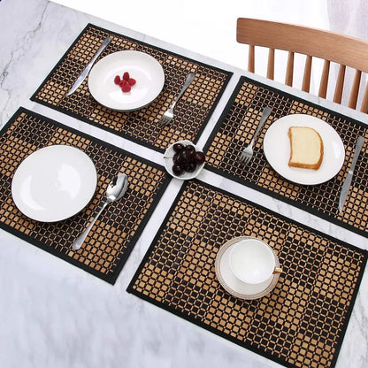 Sets de Table Rectangulaires en Bambou Naturel Lot de 4 sur une table avec assiettes et couverts