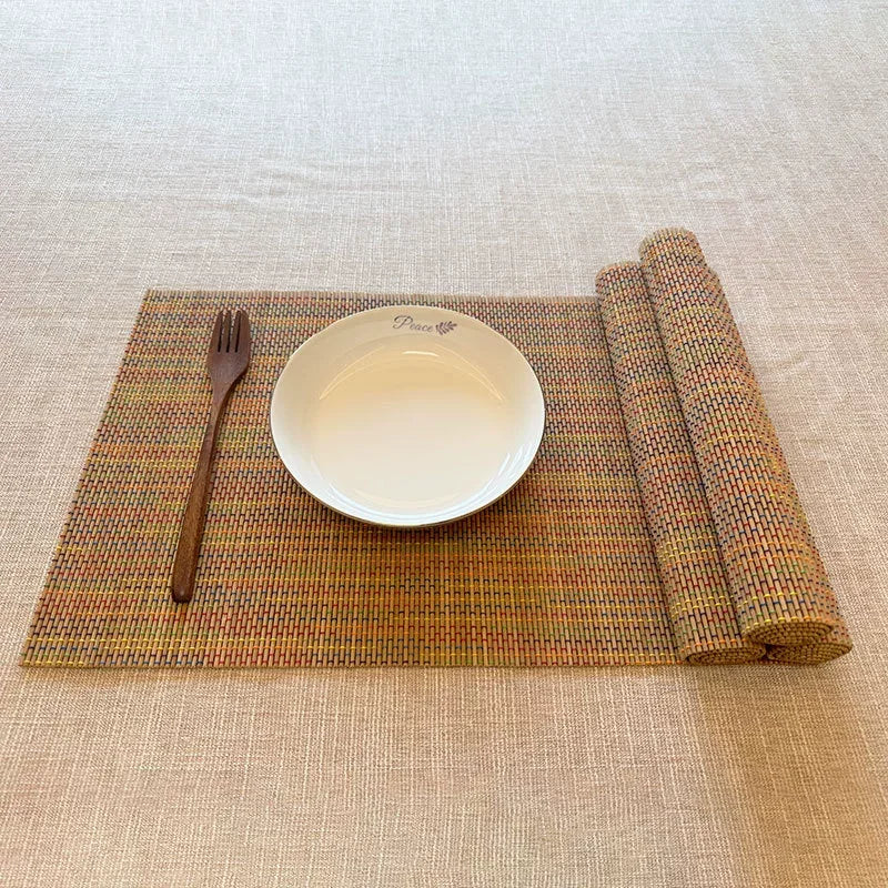 Sets de Table Rectangulaires en Bambou Naturel Lot de 4 avec assiette et fourchette sur une nappe beige