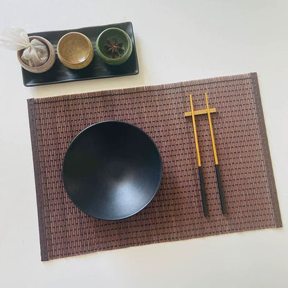 Sets de Table Rectangulaires en Bambou Naturel Lot de 4 avec assiette et baguettes sur une surface élégante