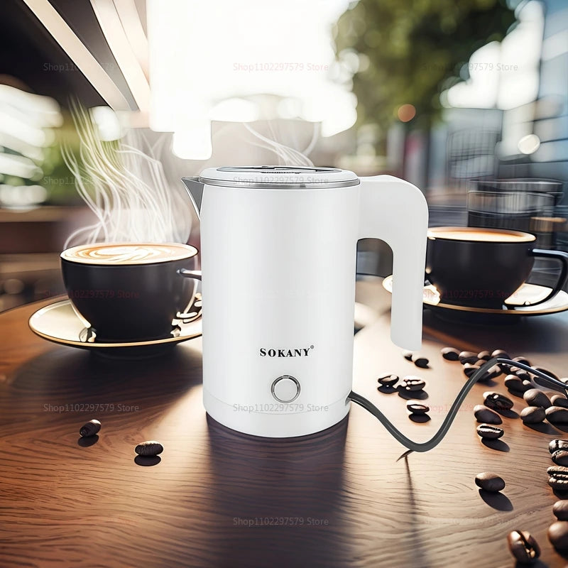 Bouilloire électrique 500ml inox rapide et compacte sur une table avec des tasses de café et des grains de café