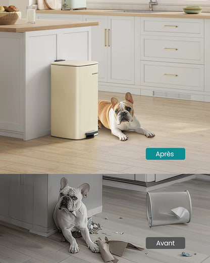 Poubelle de Cuisine 30 L à Pédale en Acier dans une cuisine moderne avec un bulldog français