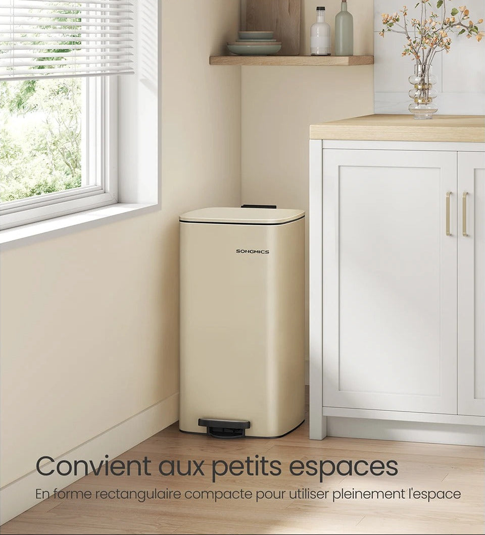 Poubelle de Cuisine 30 L à Pédale en Acier de couleur beige dans une cuisine moderne avec rangement