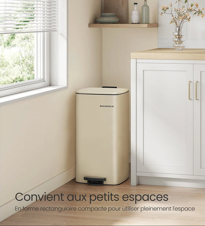 Poubelle de Cuisine 30 L à Pédale en Acier de couleur beige dans une cuisine moderne avec rangement