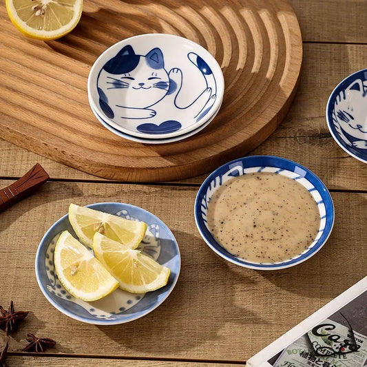 Soucoupes à Sauce en Porcelaine Motif Chat – Lot 4 Pièces avec des tranches de citron sur une planche en bois