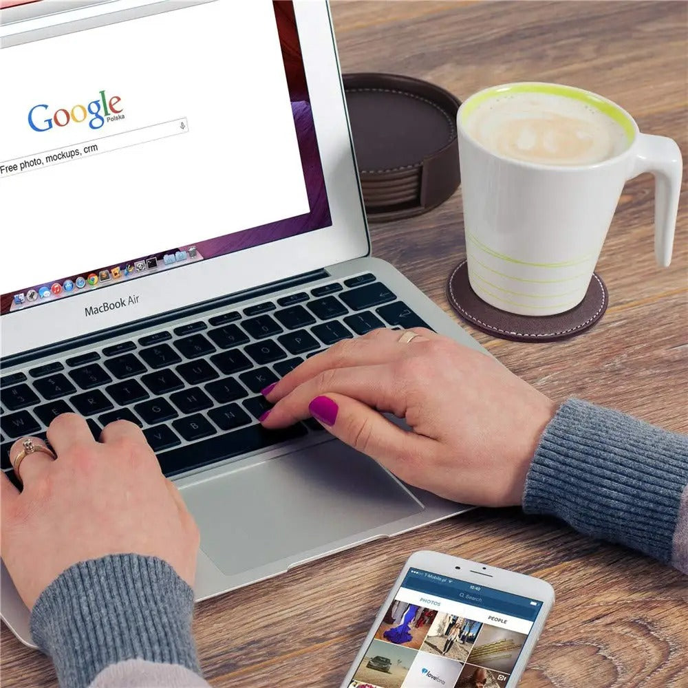 Personne utilisant un ordinateur portable avec une tasse de café sur des sous-verres en Cuir Lot de 6 Imperméables 10 cm