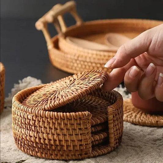 Sous-verres en rotin 8 cm – Set de 6, antidérapants dans un joli panier en rotin