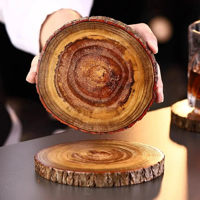 Sous-Verres Ronds en Bois – Lot 1, 2 / 6 pièces montrant un design naturel et élégant pour protéger les surfaces