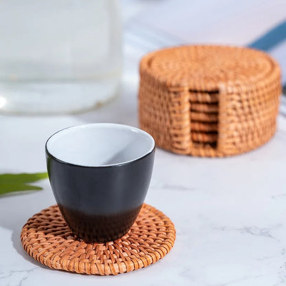 Sous-verres Rotin 8‑10 cm avec Boîte Protège Table & Verres, parfaits pour protéger votre table et ajouter une touche naturelle.