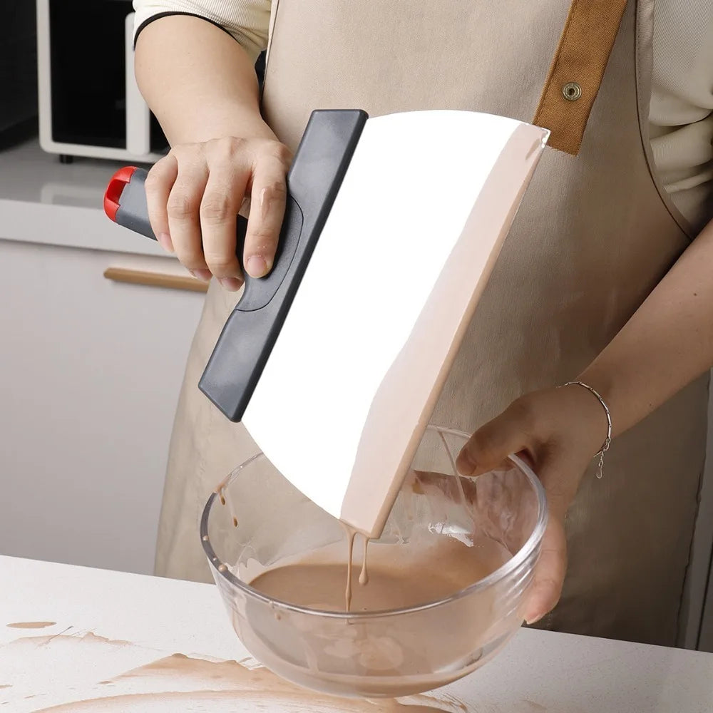 Spatule à tremper et à étaler le chocolat en inox utilisée pour mélanger du chocolat dans un bol